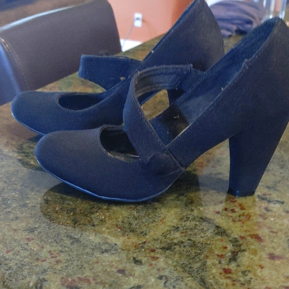 Black Heels with Suede-Like Material and Chunky Heel